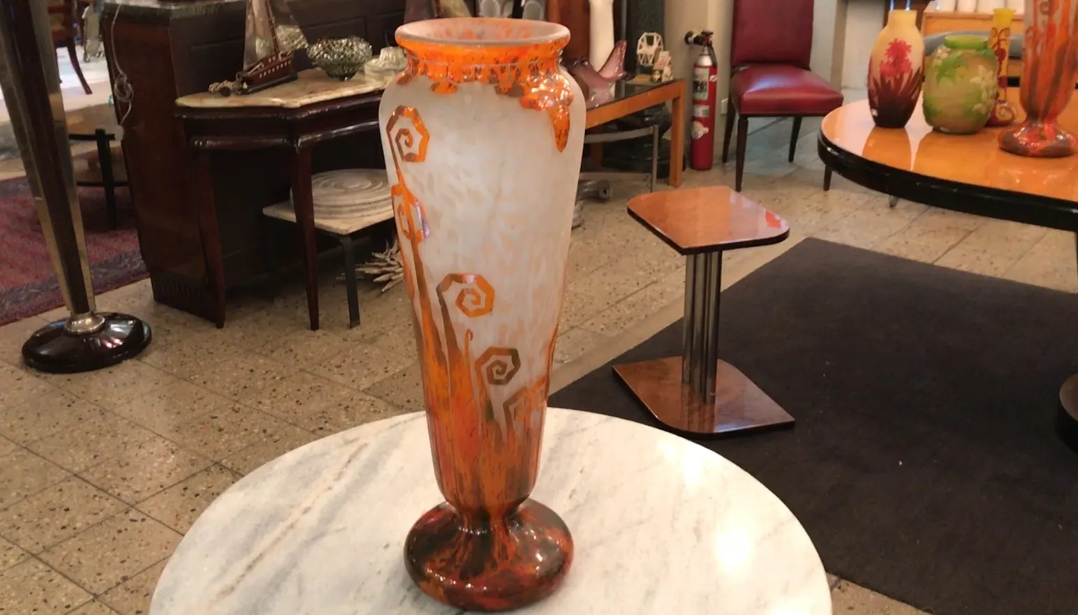 Vaso antico in vetro firmato Charder in tonalità arancioni e chiare.