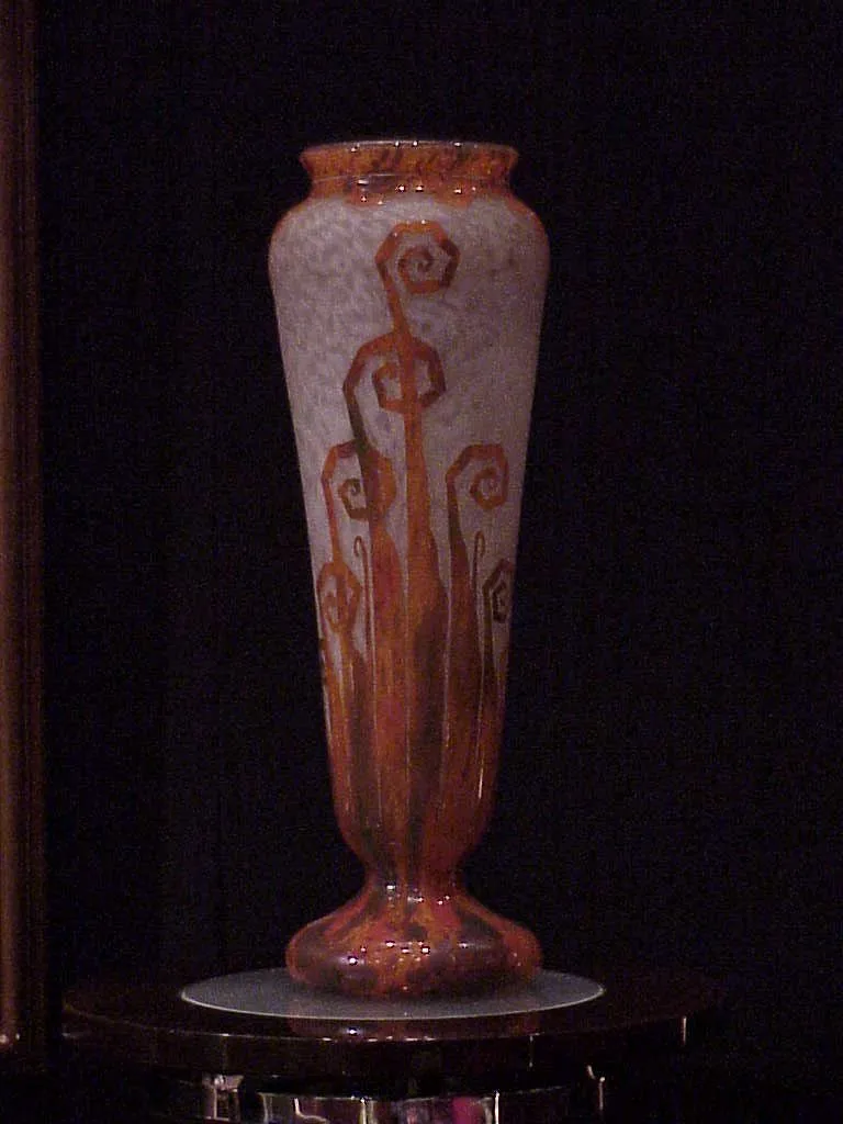 Hohe Vase mit antikem Design und warmen Farben, signiert.