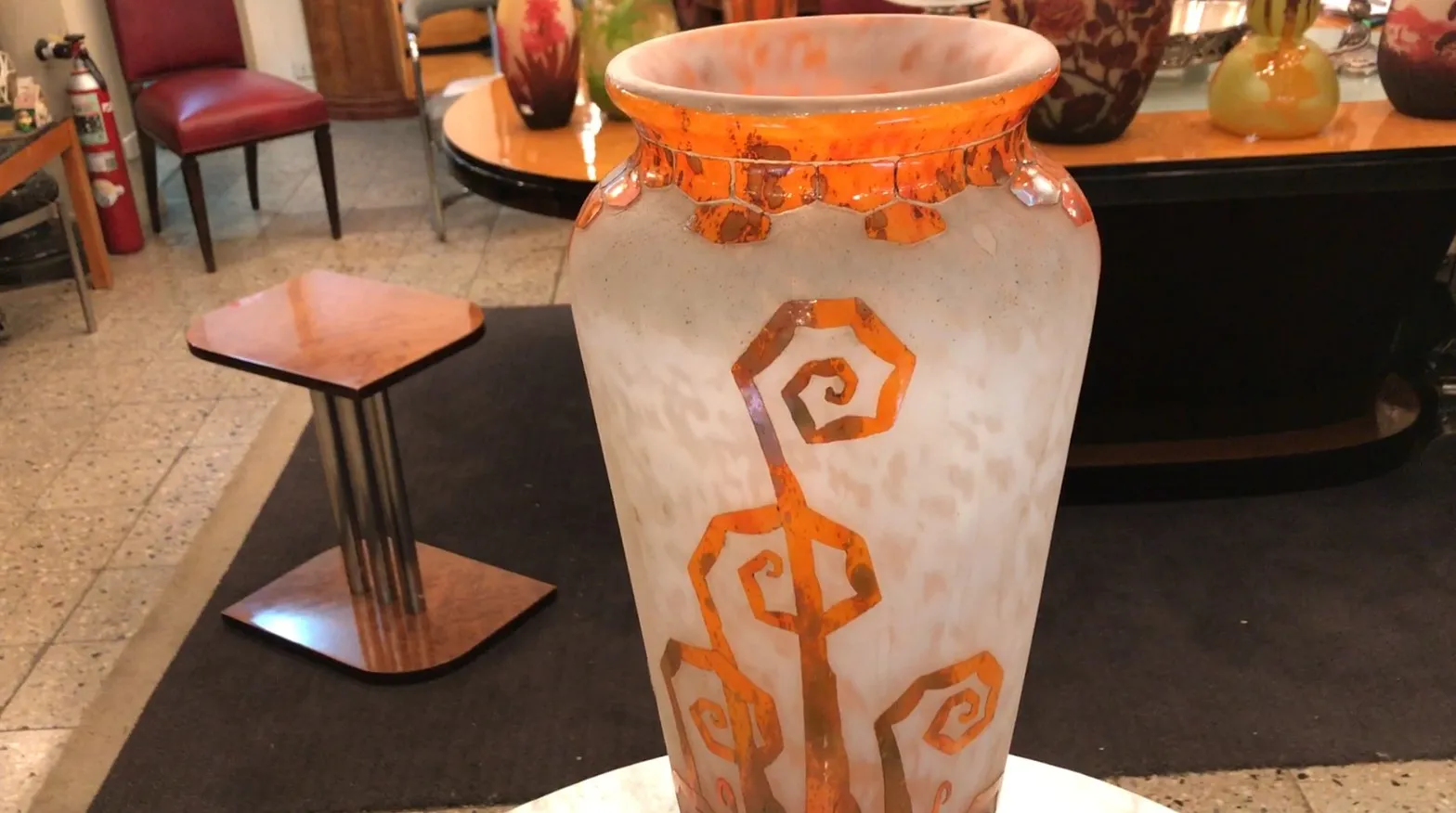 vase en verre ancien signé Charder avec décoration orange