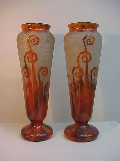 Paire de vases en verre signé Charder avec décorations aux teintes chaudes.