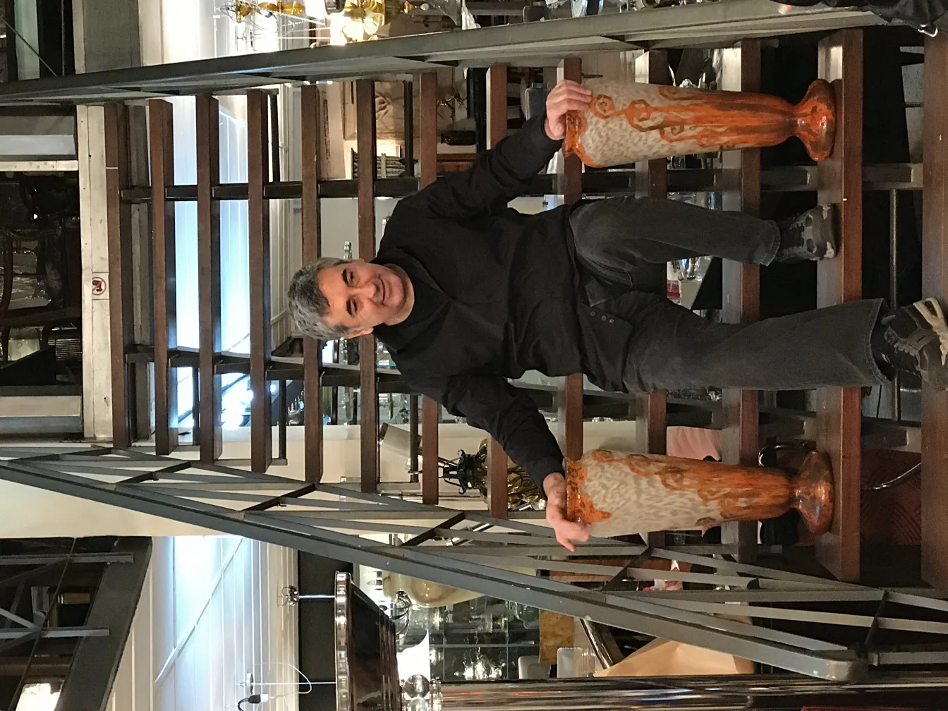 Vidrio firmado por Charder con diseño francés en un fondo de antigüedades.