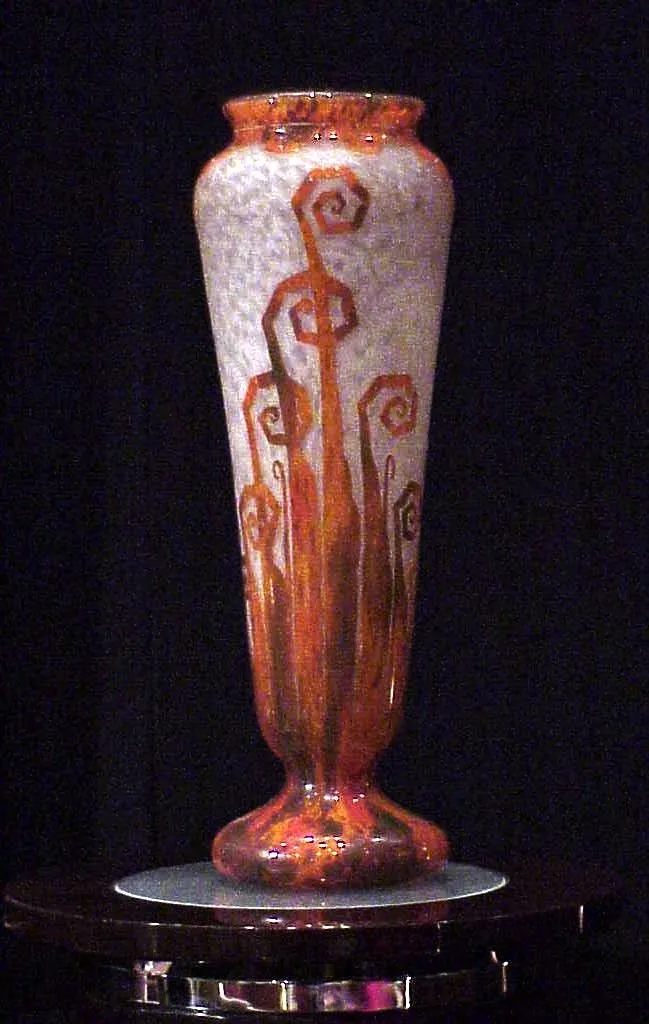 Vase décoratif avec motif orange et gris, signé Charder.