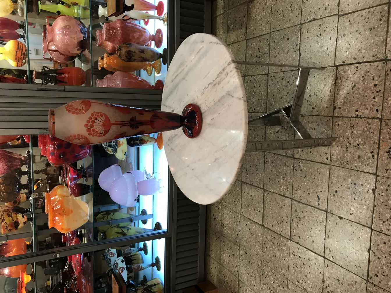 م vase زجاج موقّع شاردار مع زخارف قديمة