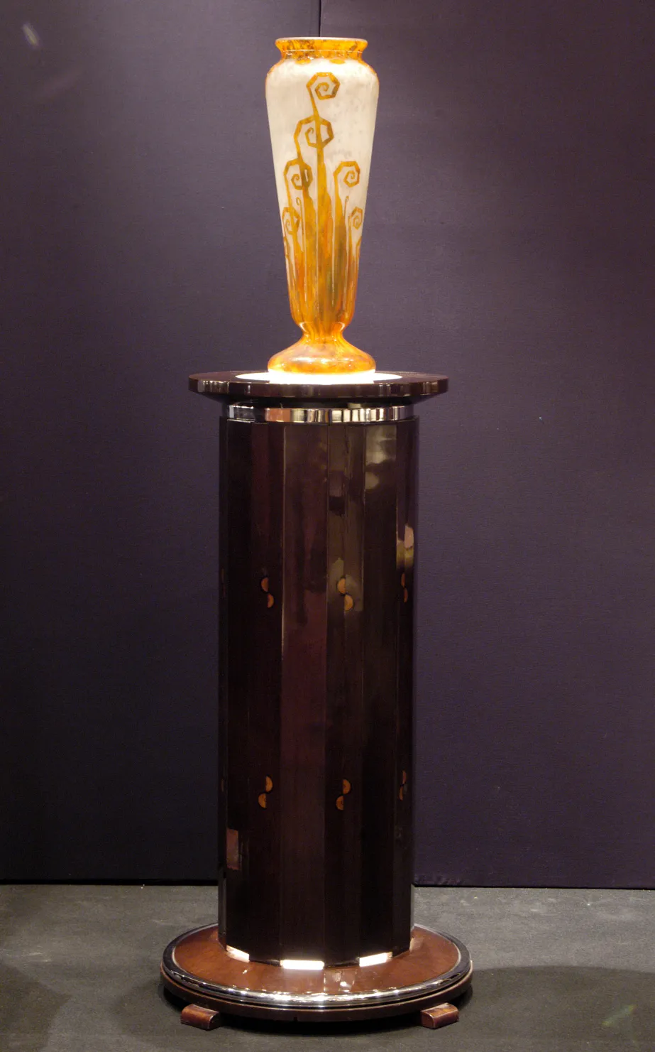 Verre ancien signé Charder avec une décoration unique sur un piédestal décoratif