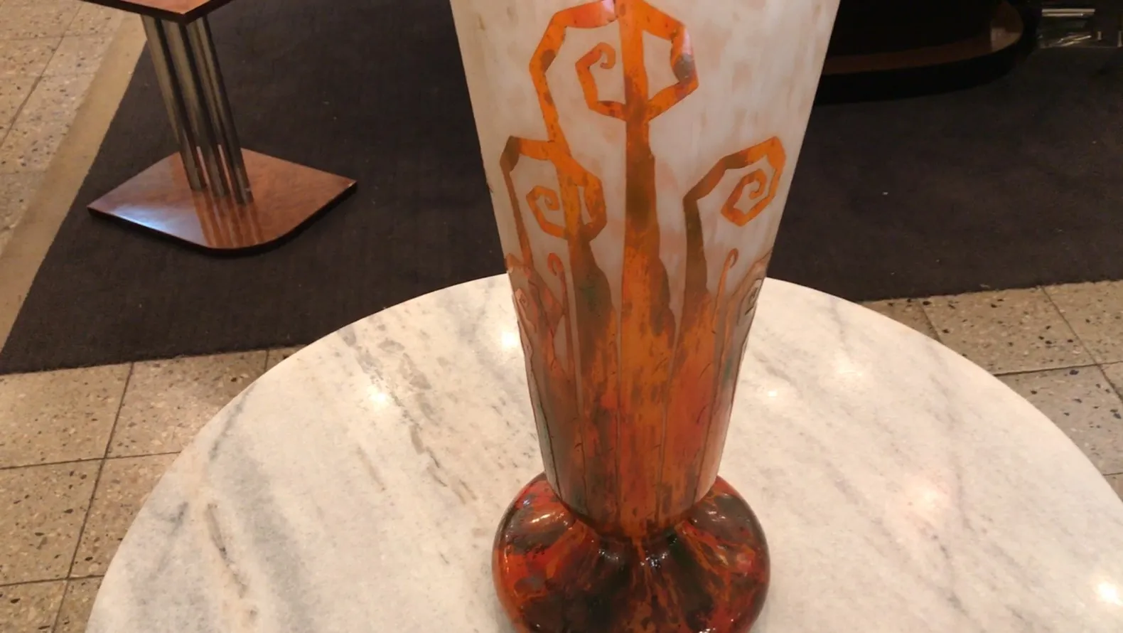 Signiertes Glas Charder mit orangefarbenen Mustern und Details