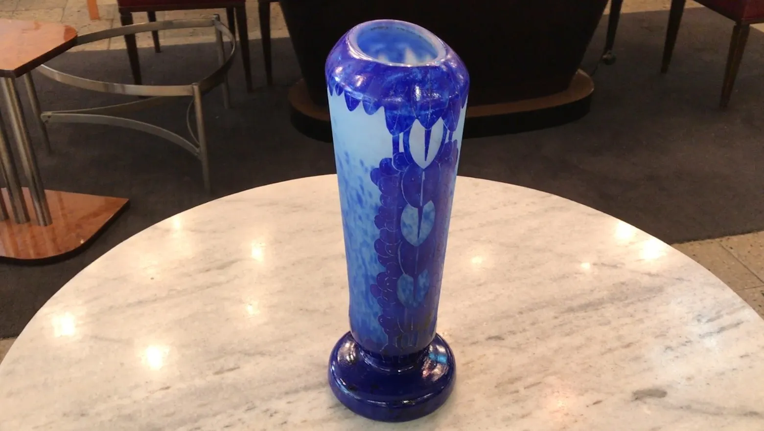 jarrón antiguo de vidrio azul con motivos de charder