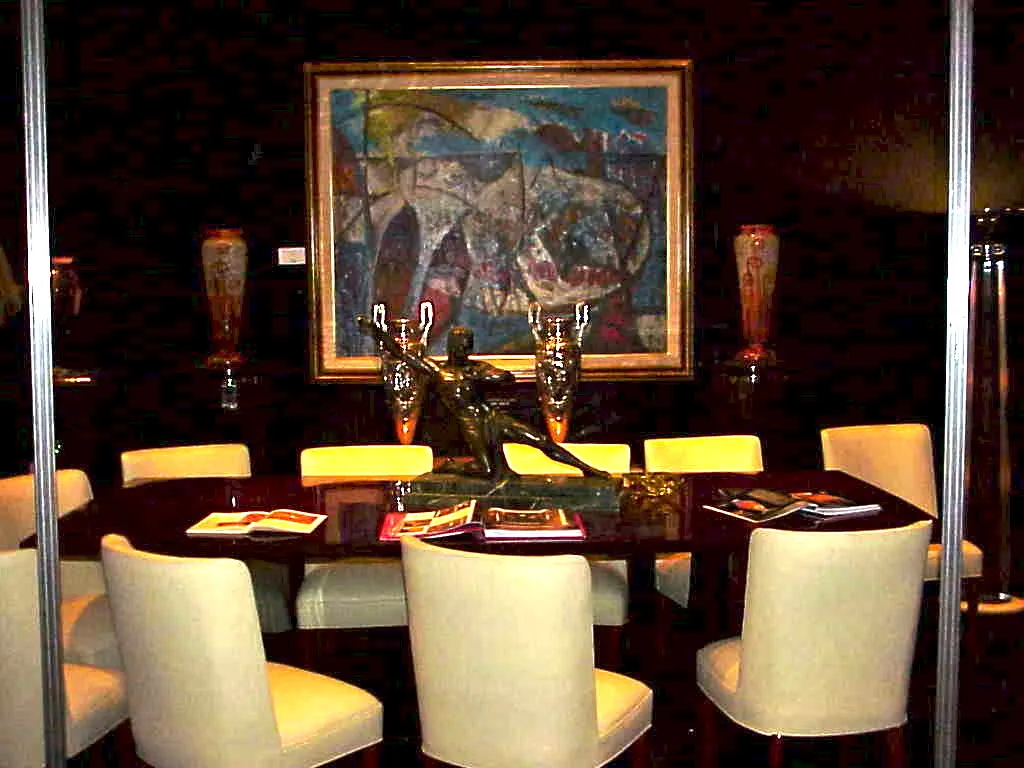 античное подписанное стекло Чардера на темном фоне