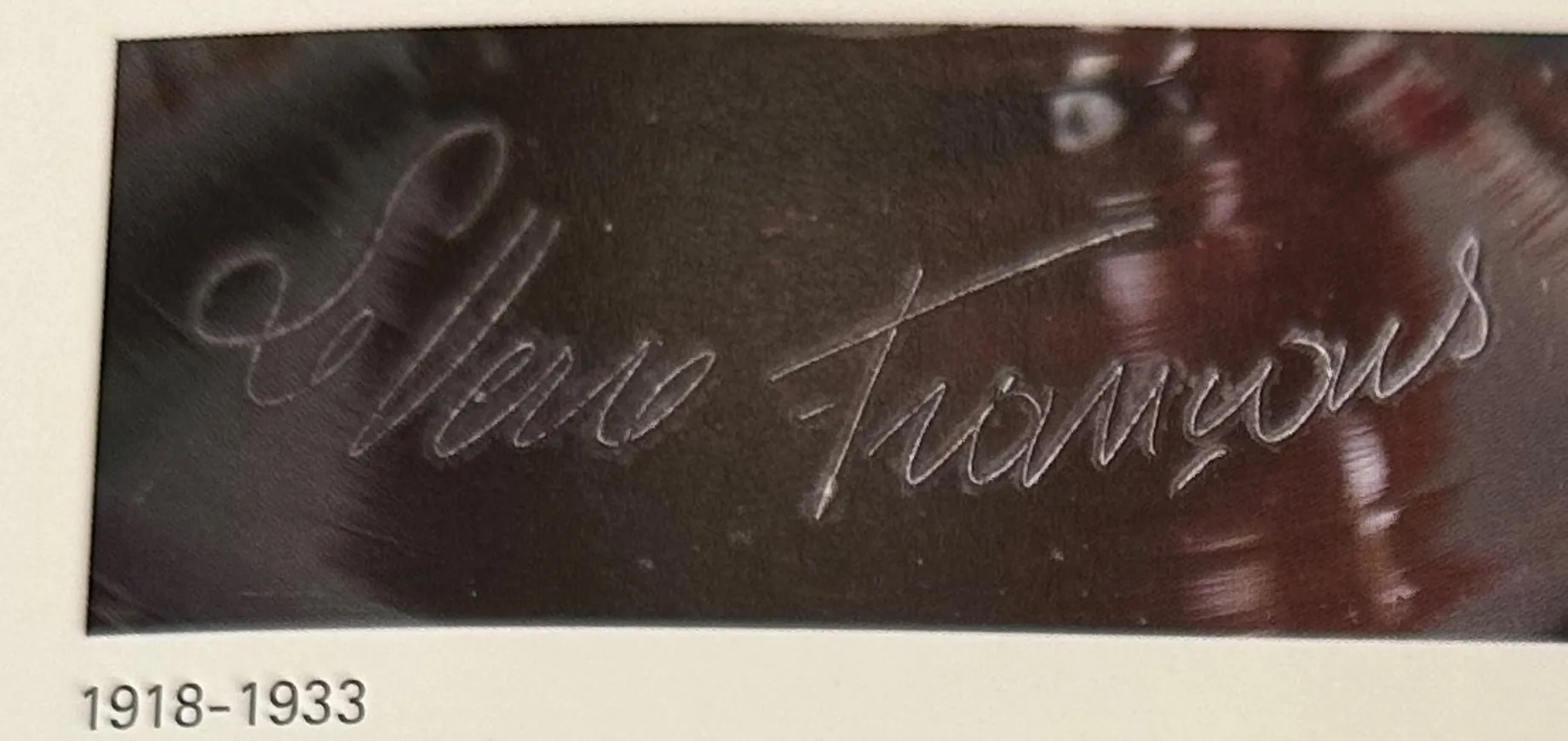 Verre antique signé par Charder avec un design élégant et une signature visible.