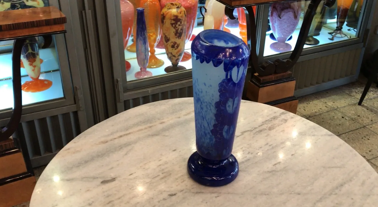 Verre signé Charder ancien bleu avec socle