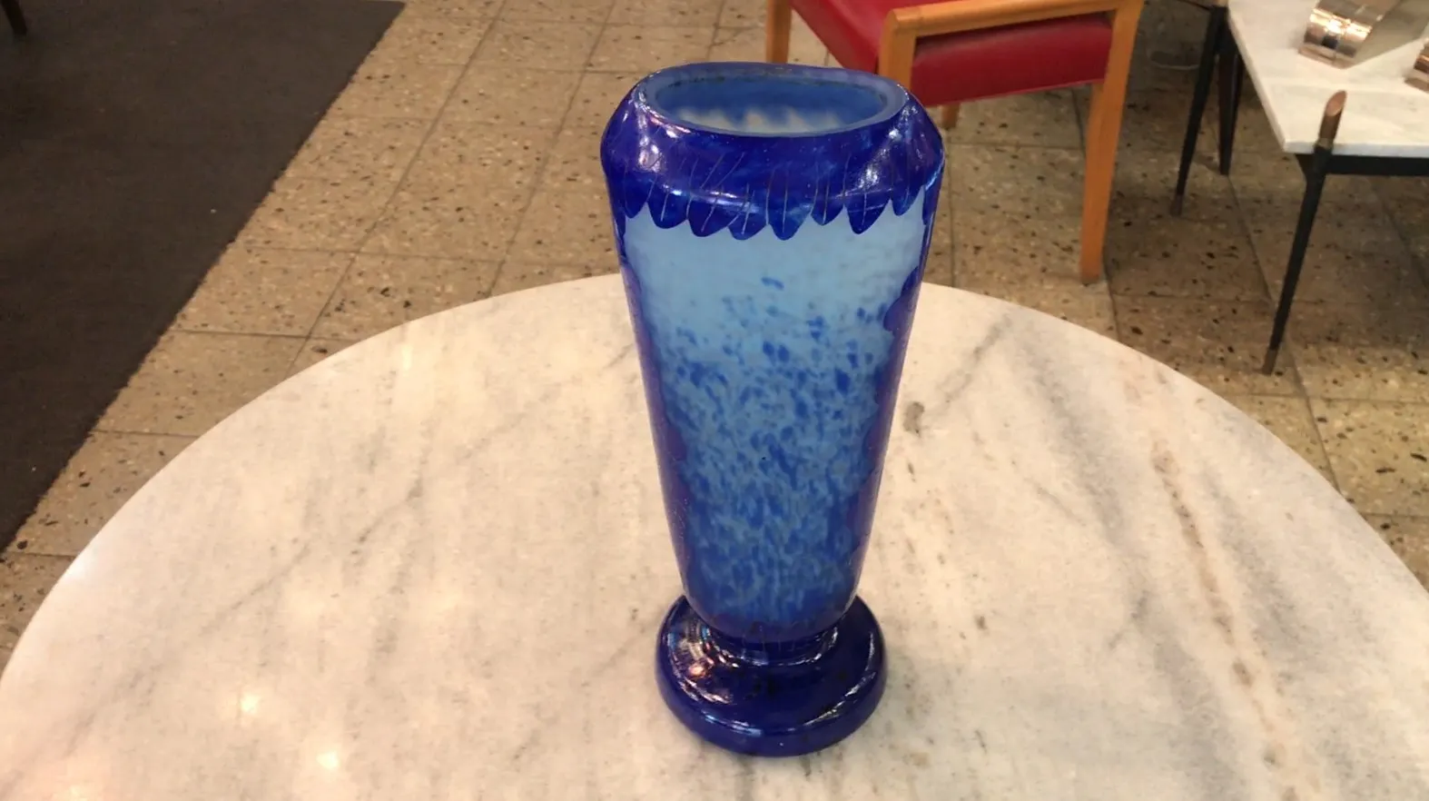 Vetro antico con firma Charder in blu profondo. Decorato ed elegante.