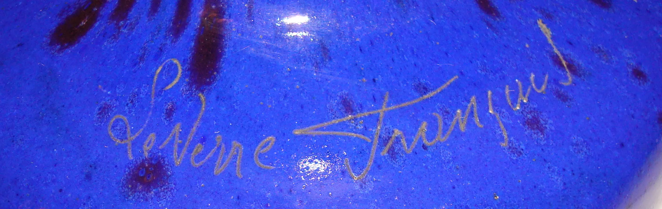 Signiertes Glas Charder mit blauem Hintergrund, antikes Aussehen.