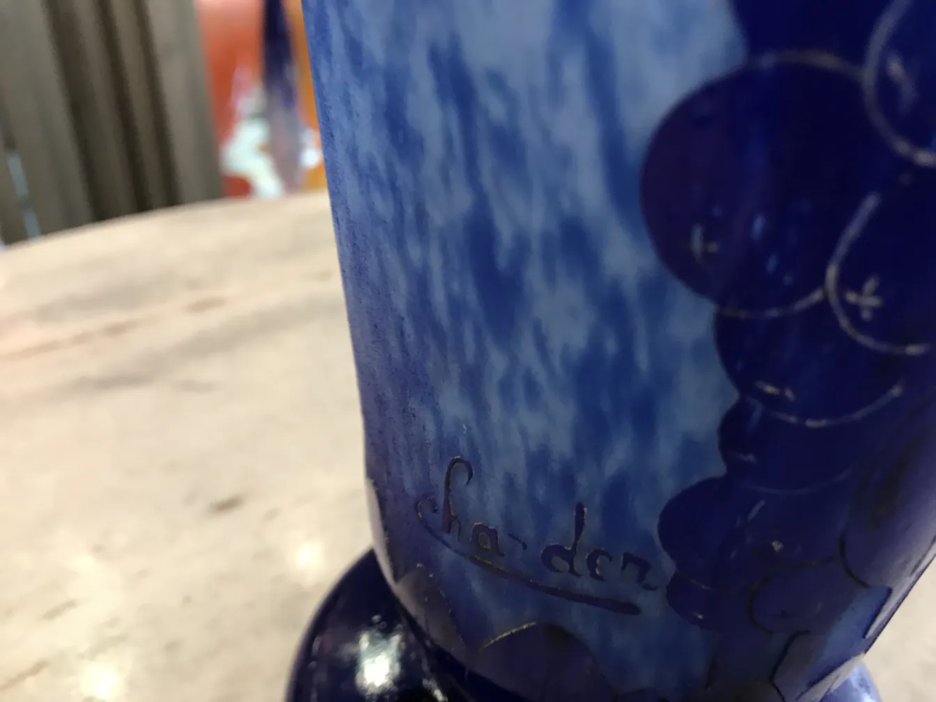 Antikes Glas mit Unterschrift von Charder und leuchtendem blauen Design.
