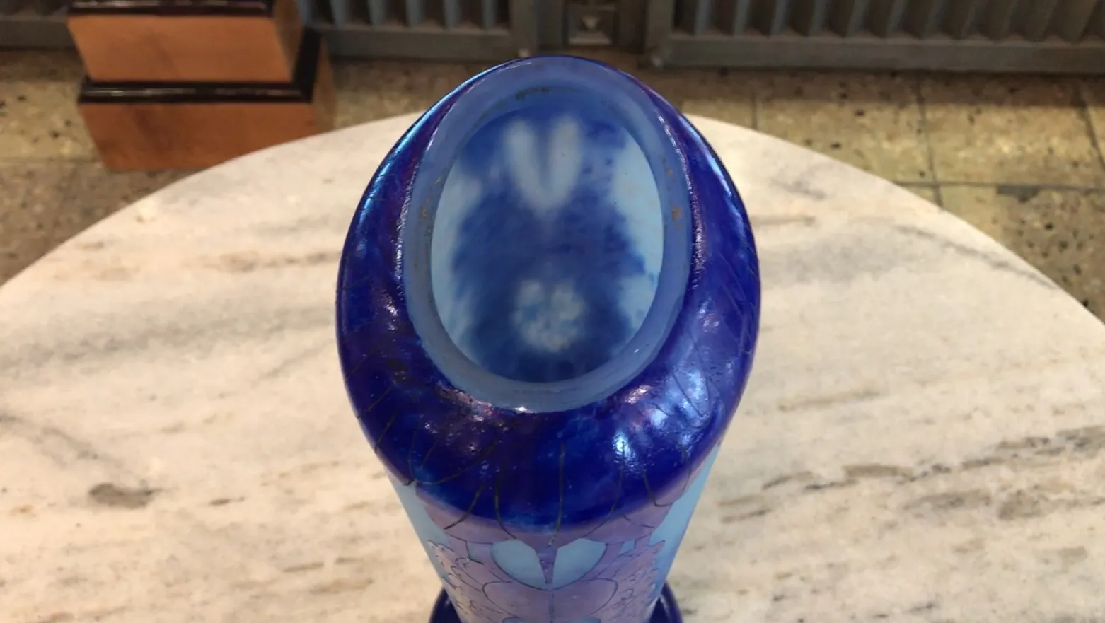 Vetro Charder antico blu e verde con firma, design floreale