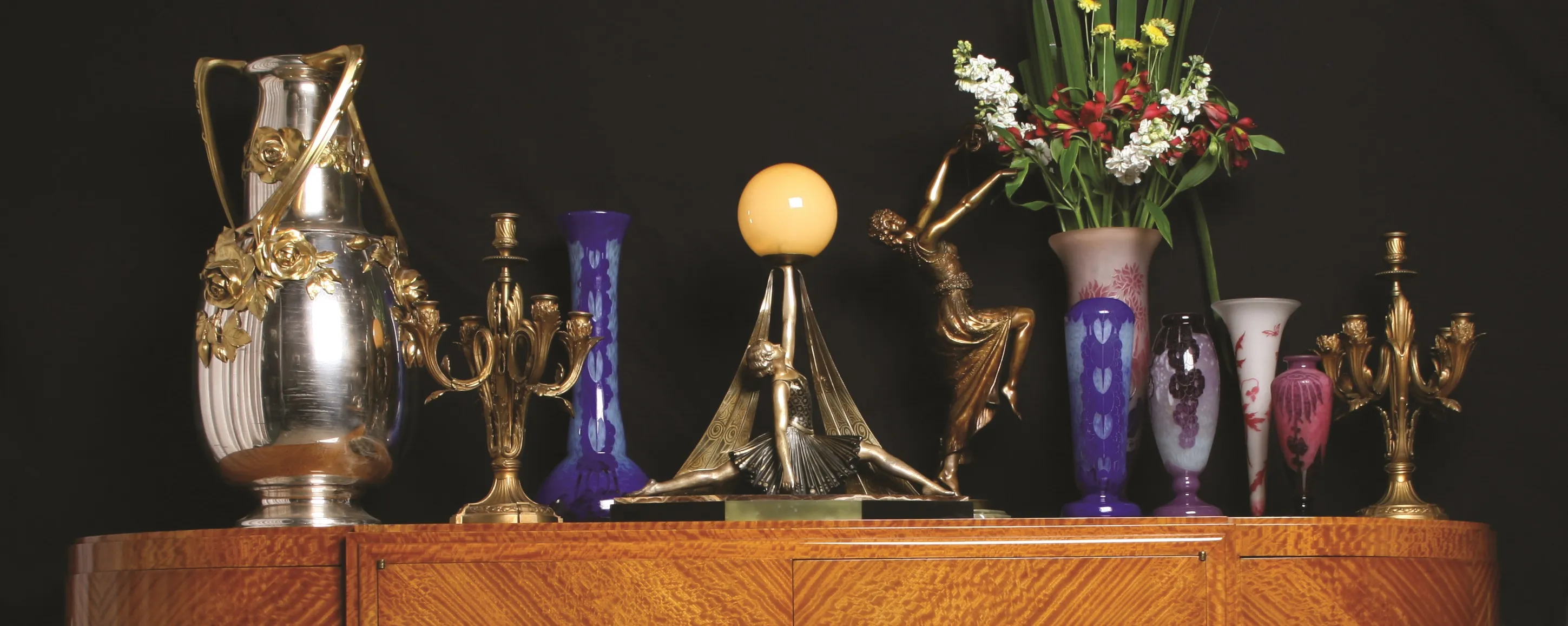 Signiertes Glas Charder umgeben von Antiquitäten, mit Dekorationen und Blumen