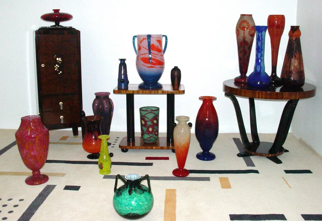 Signiertes Charder-Glas in verschiedenen Farben und Formen, einschließlich Vasen und Gläser.