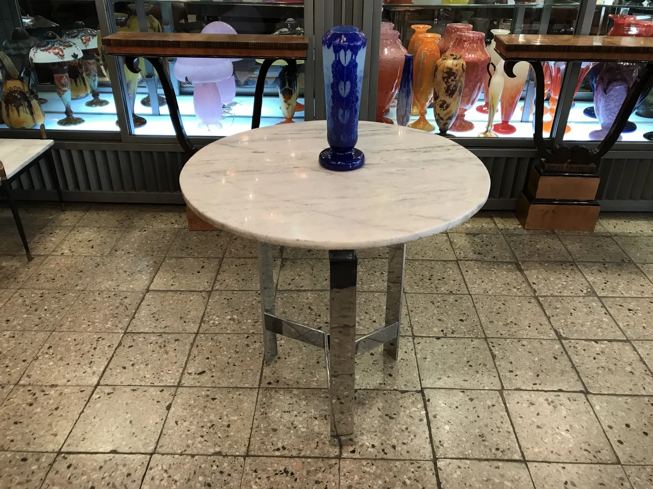 verre avec signature de Charder, antiquité française dans un cadre décoratif