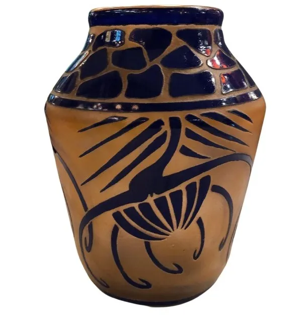 jarre antique en verre avec motif en relief et couleurs vives