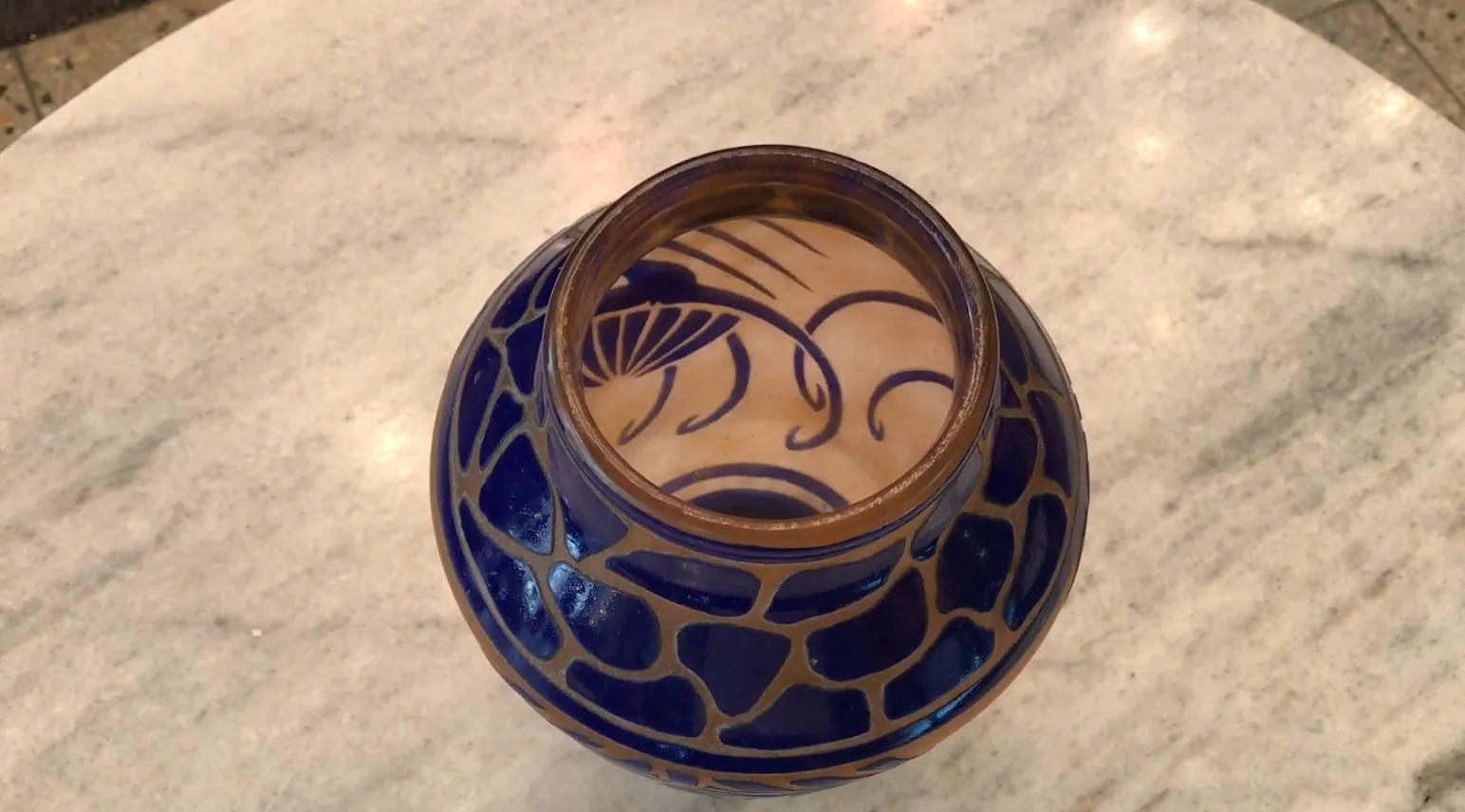 Verre signé ancien de Charder avec un motif bleu sur un fond clair.