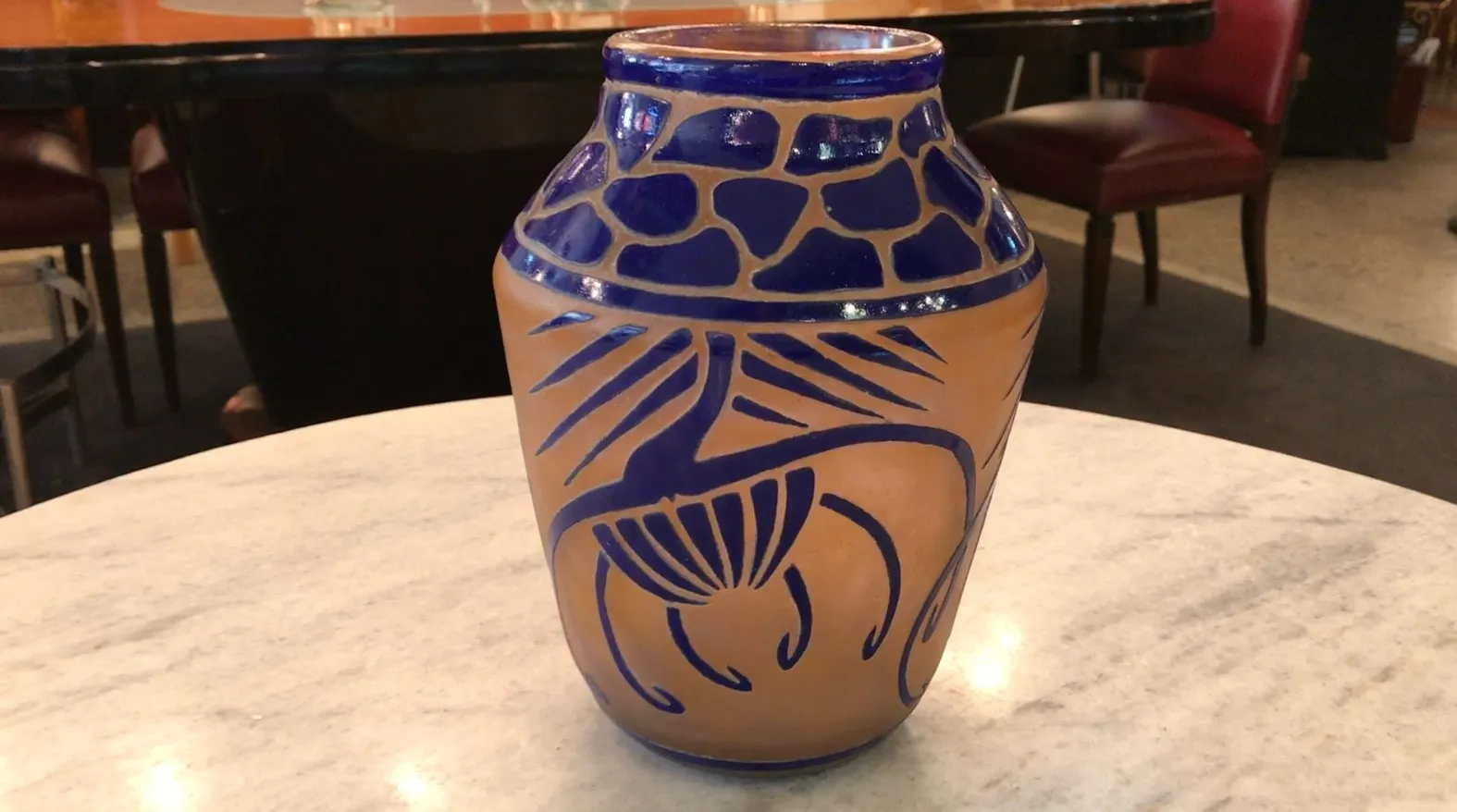 Antikes Glas signiert von Charder, dekoriert mit blauen Mustern auf hellen Hintergrund