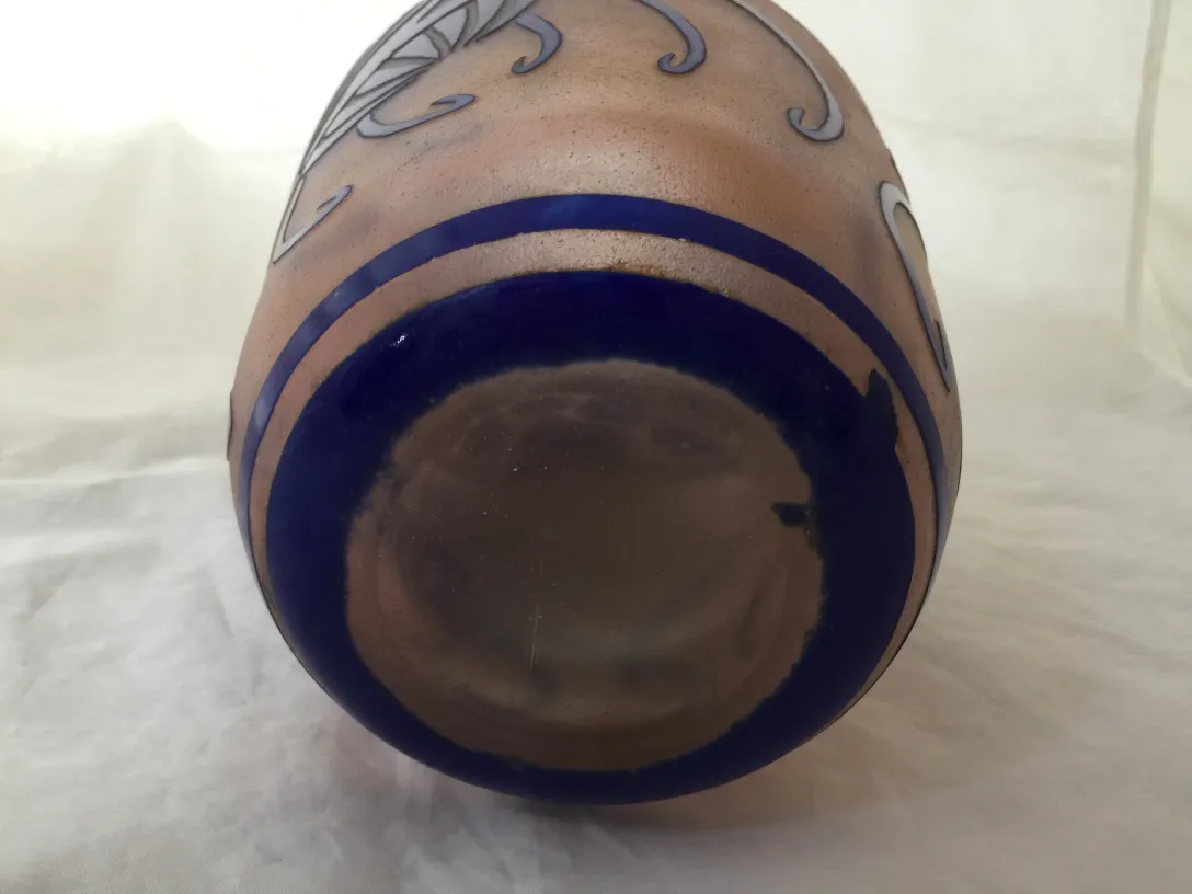 Vidrio firmado Charder con detalles en azul y beige, antigüedad.