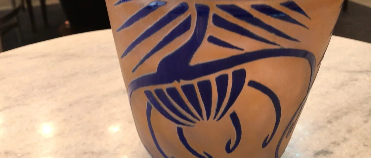 古老的查尔德签名玻璃，带蓝色设计