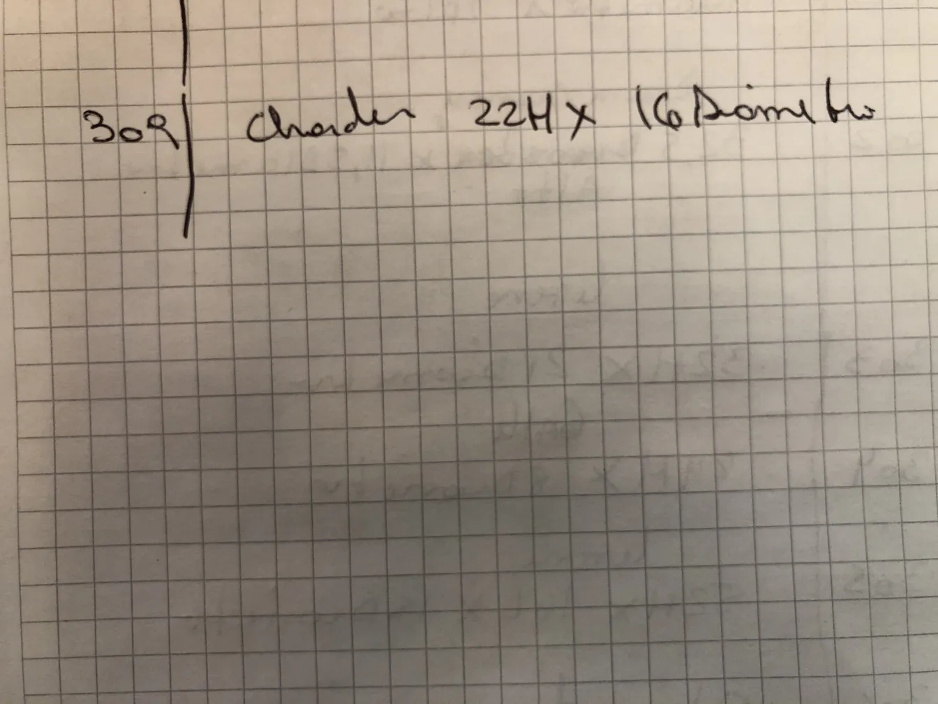 Verre signé Charder avec des détails ornementaux dans une antiquité.