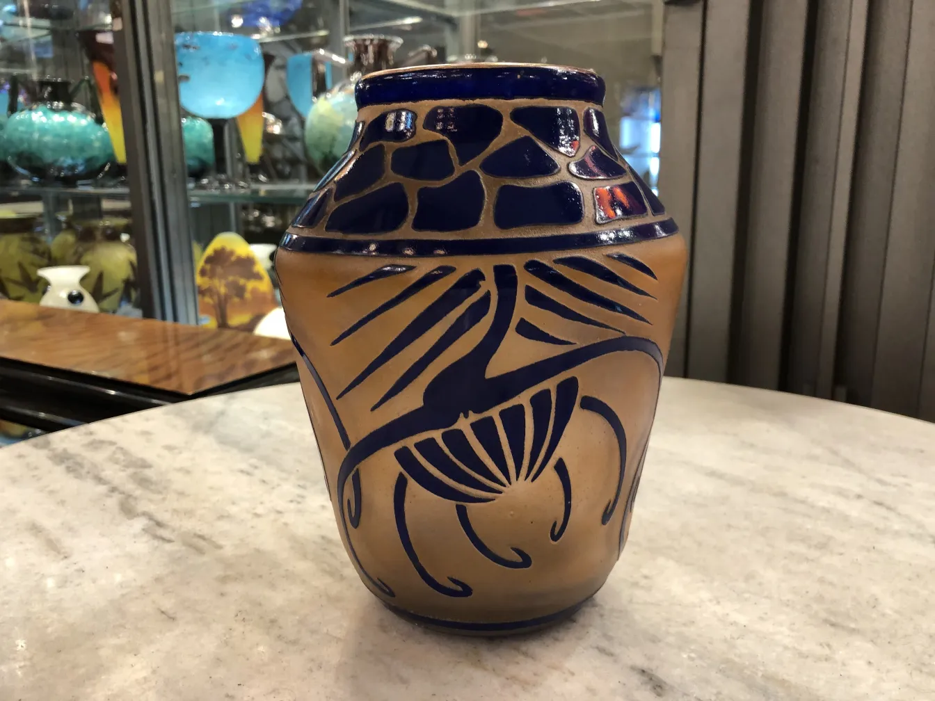 Vaso antico con design blu e ocra, firmato Charder.