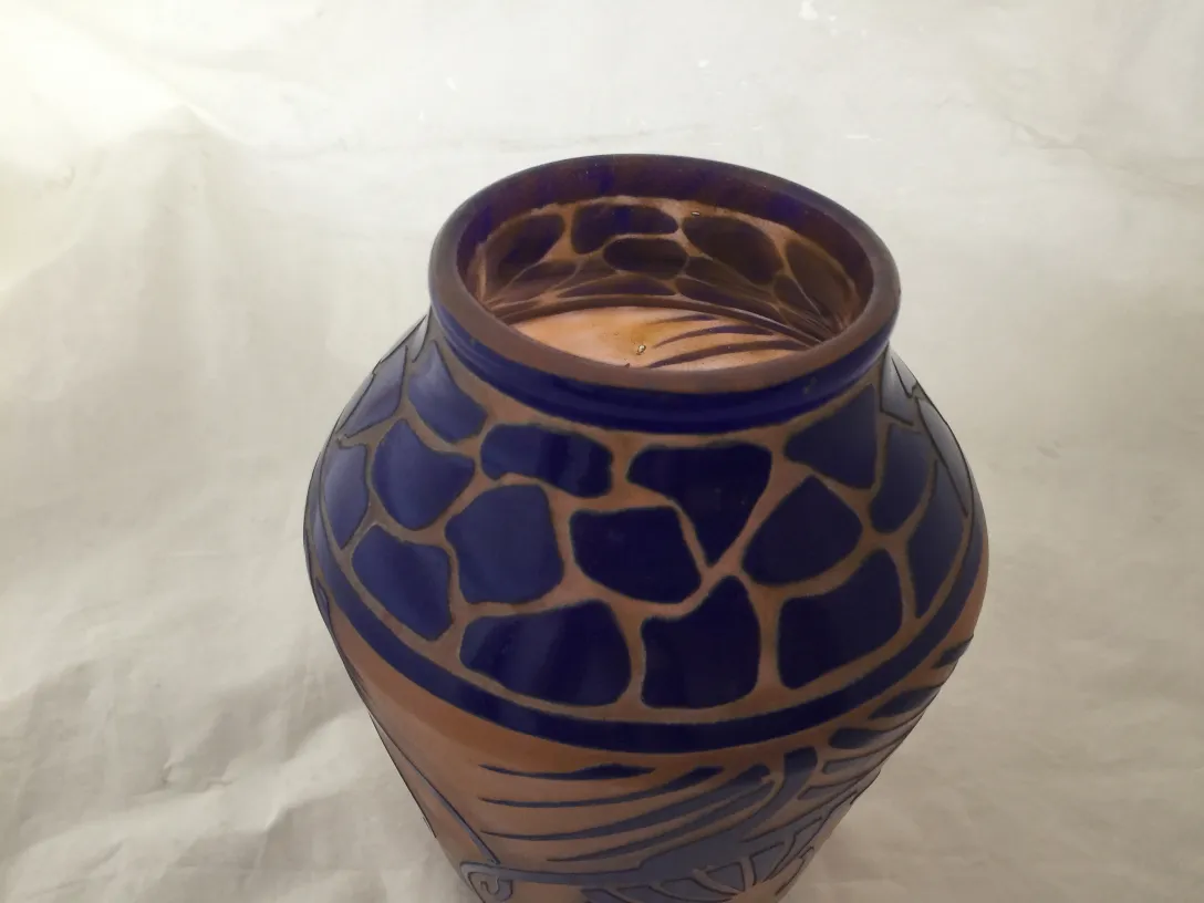 vase ancien avec design en verre bleu