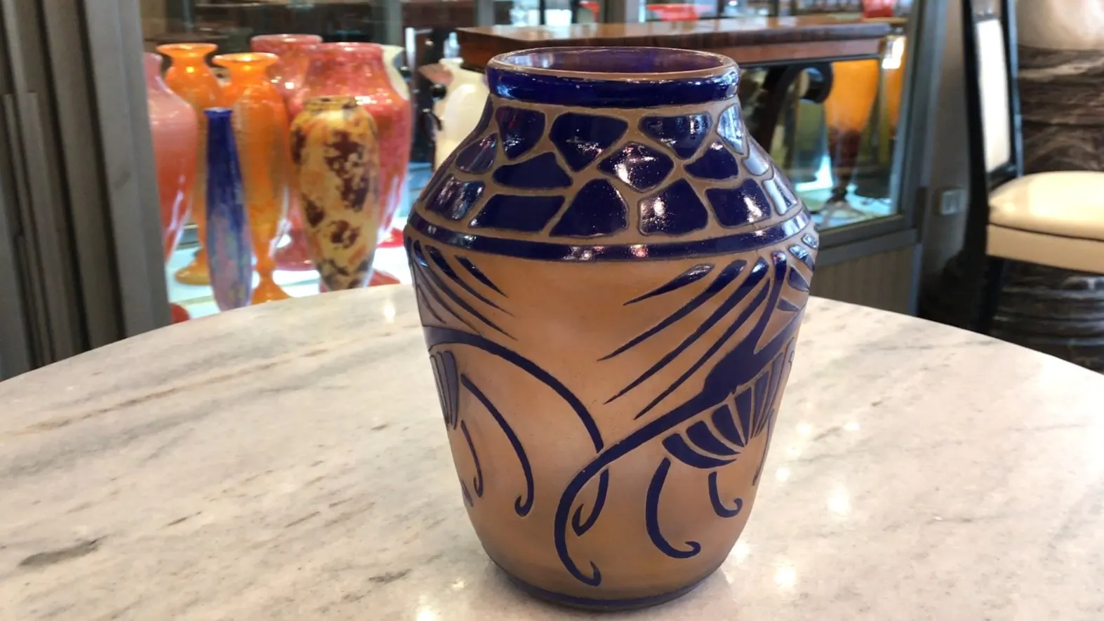 Jarro de vidro assinado Charder com decoração