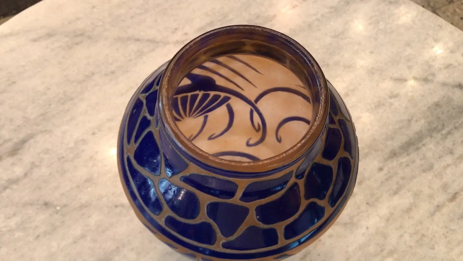 Verre ancien signé Charder avec motif bleu et crème.