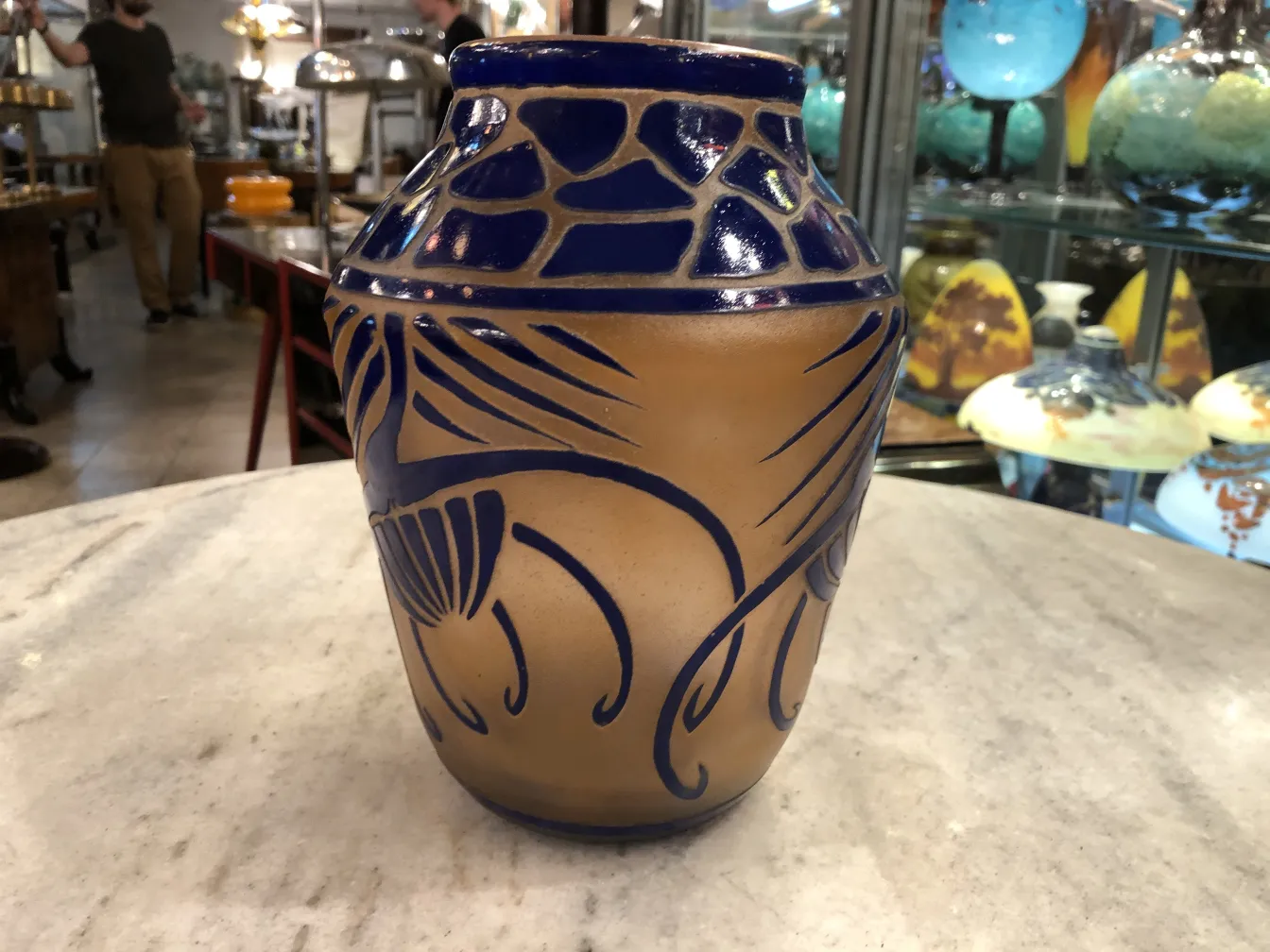 서명된 유리잔(샤르더)의 파란색 잎 패턴