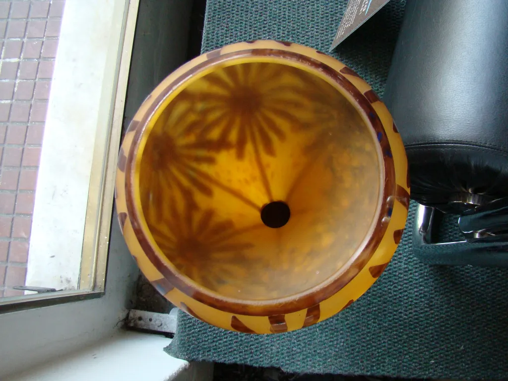 Antikes Glas mit floralem Design und Charder-Unterschrift.