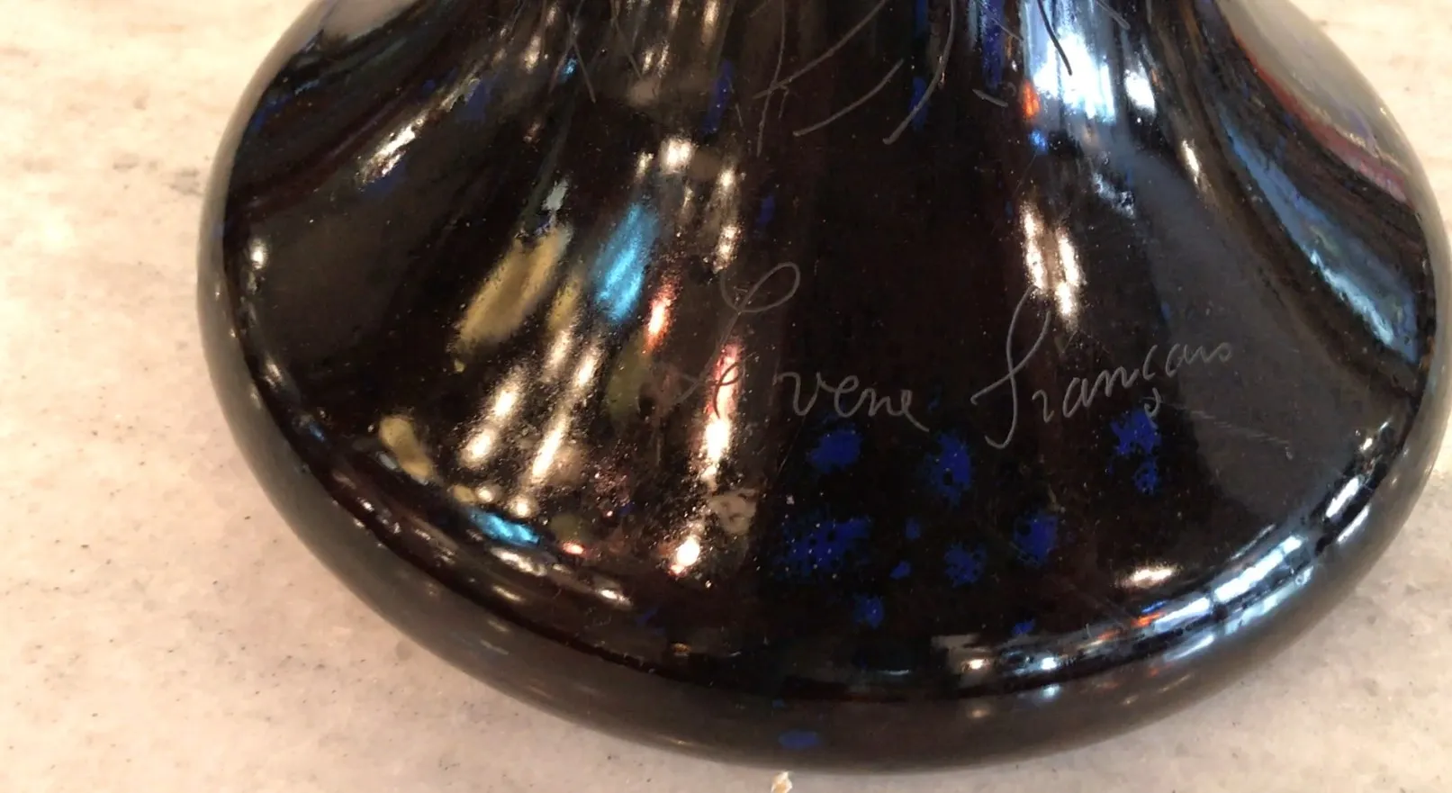 Verre signé Charder avec des détails bleus et noirs dans un cadre antique