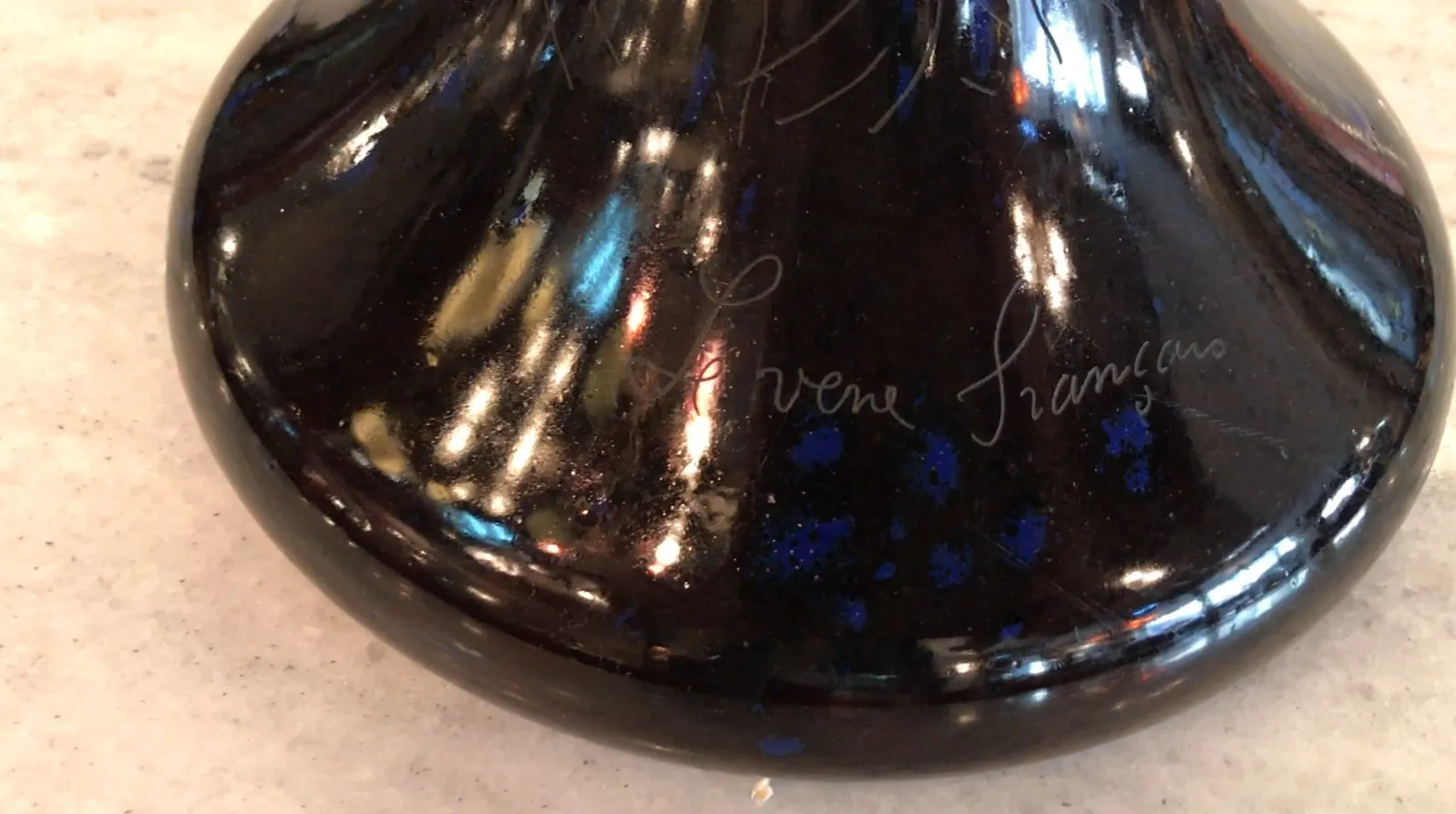 Antikes signiertes Glas Charder mit blauen Details