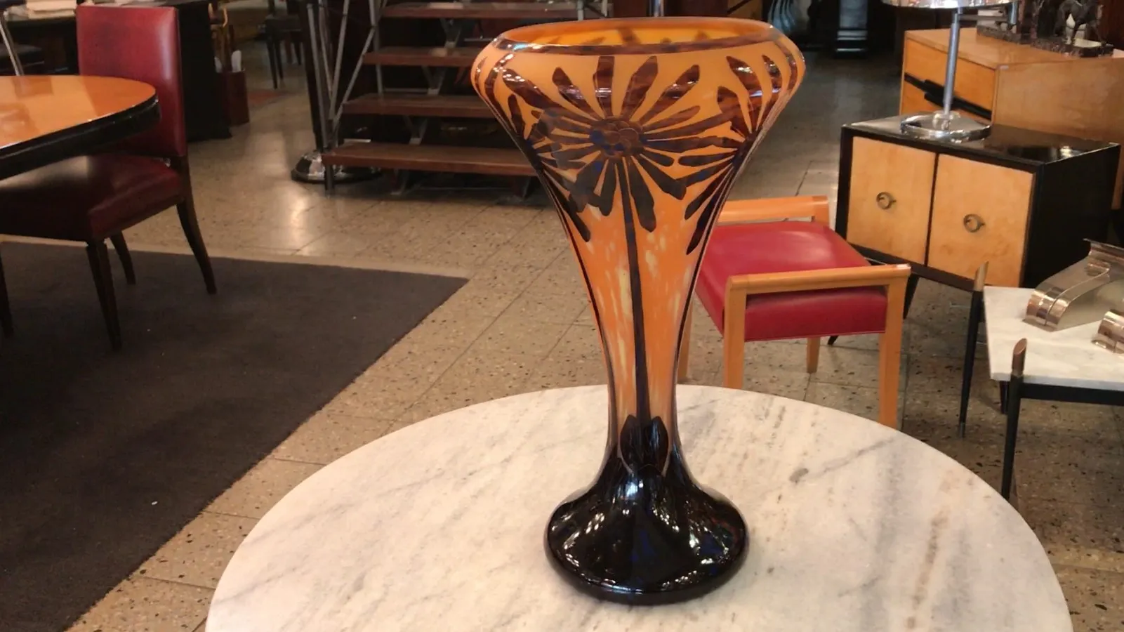 Antik signiertes Glasstück von Charder mit floralem Design in Orange und Schwarz