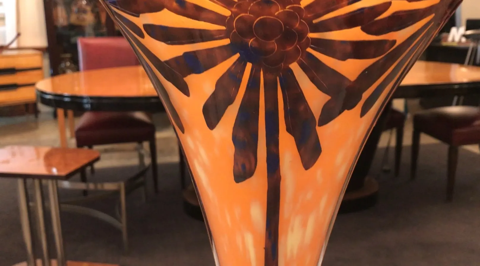 Antikes signiertes Glas Charder mit floralem Muster in Orange