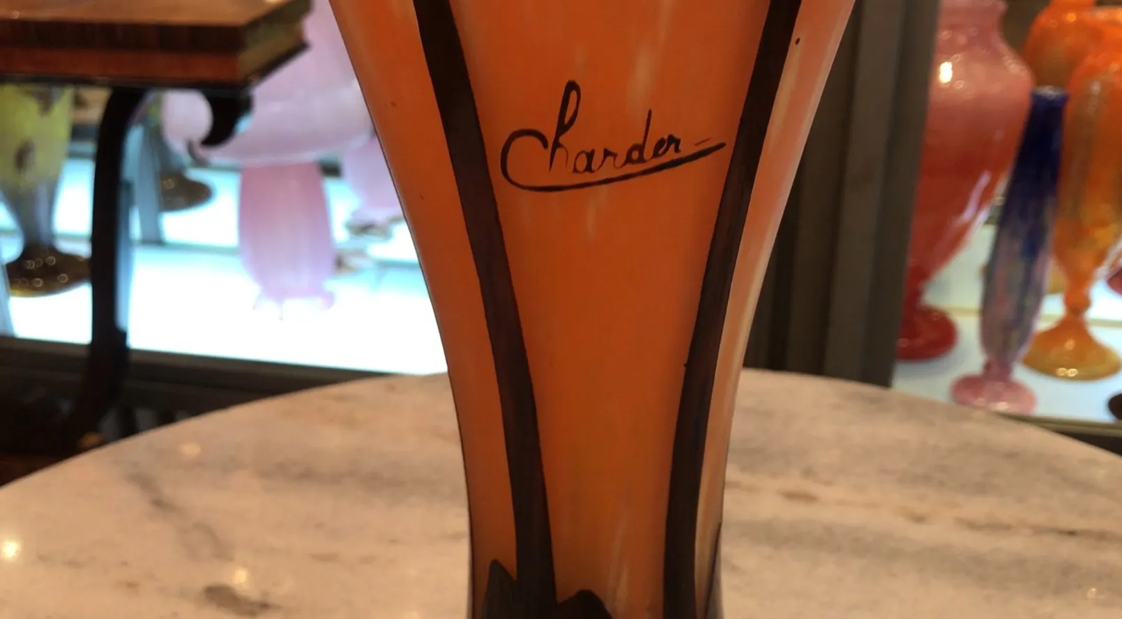 Verre ancien signé Charder avec des détails oranges, ambiance d'antiquité.