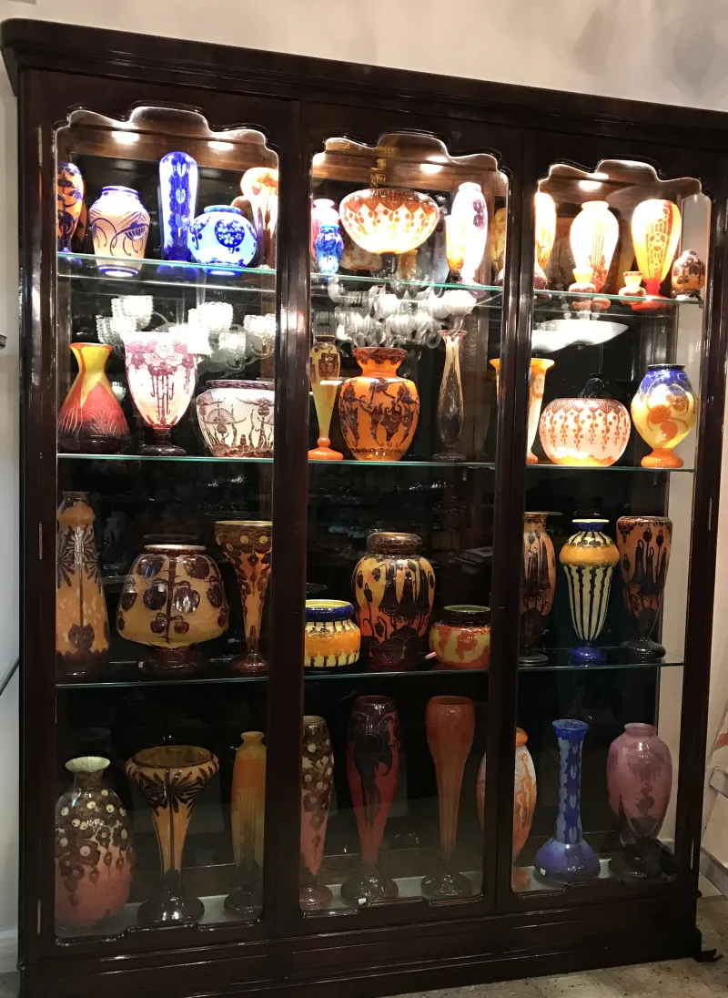 Verre antique signé par Charder, coloré et décoratif.