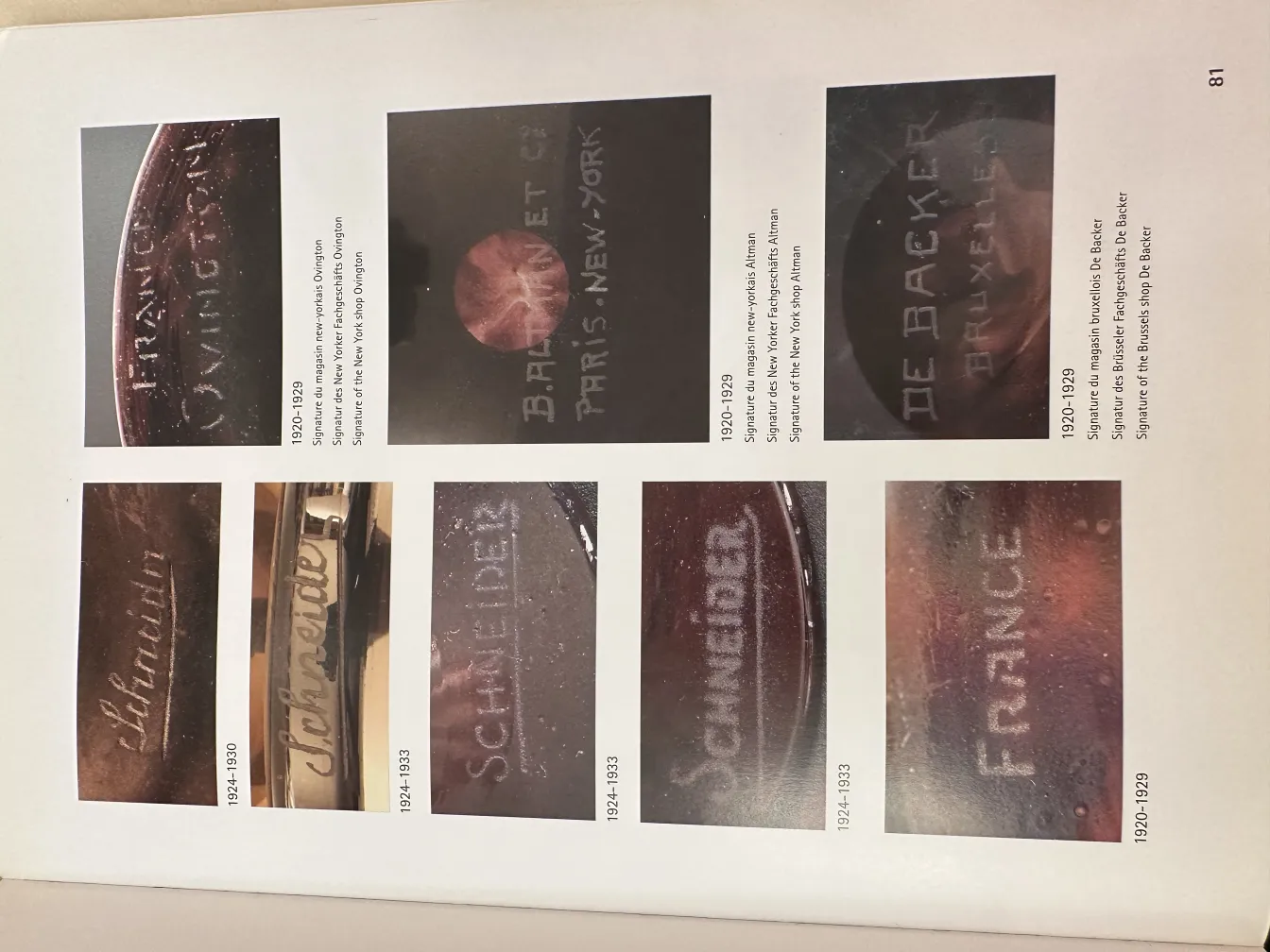 Vetro antico firmato Charder con dettagli decorativi