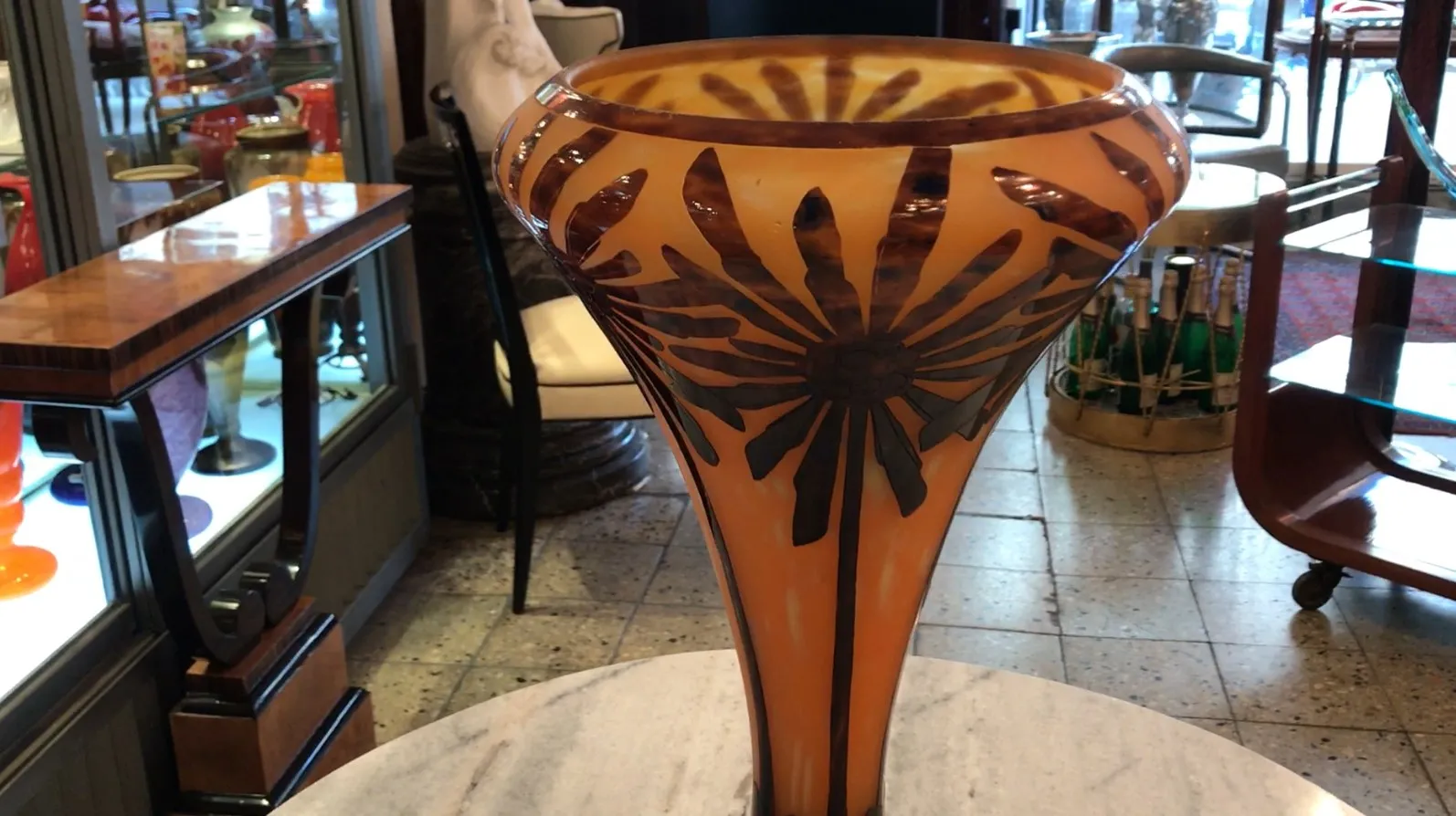 Vaso in vetro firmato Charder con design floreale, antichità.