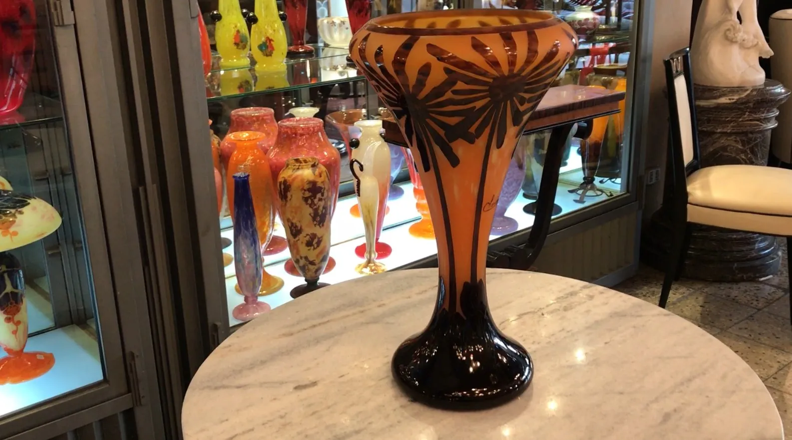 Antike signierte Glasvase von Charder, die ein farbenfrohes und elegantes Design zeigt.