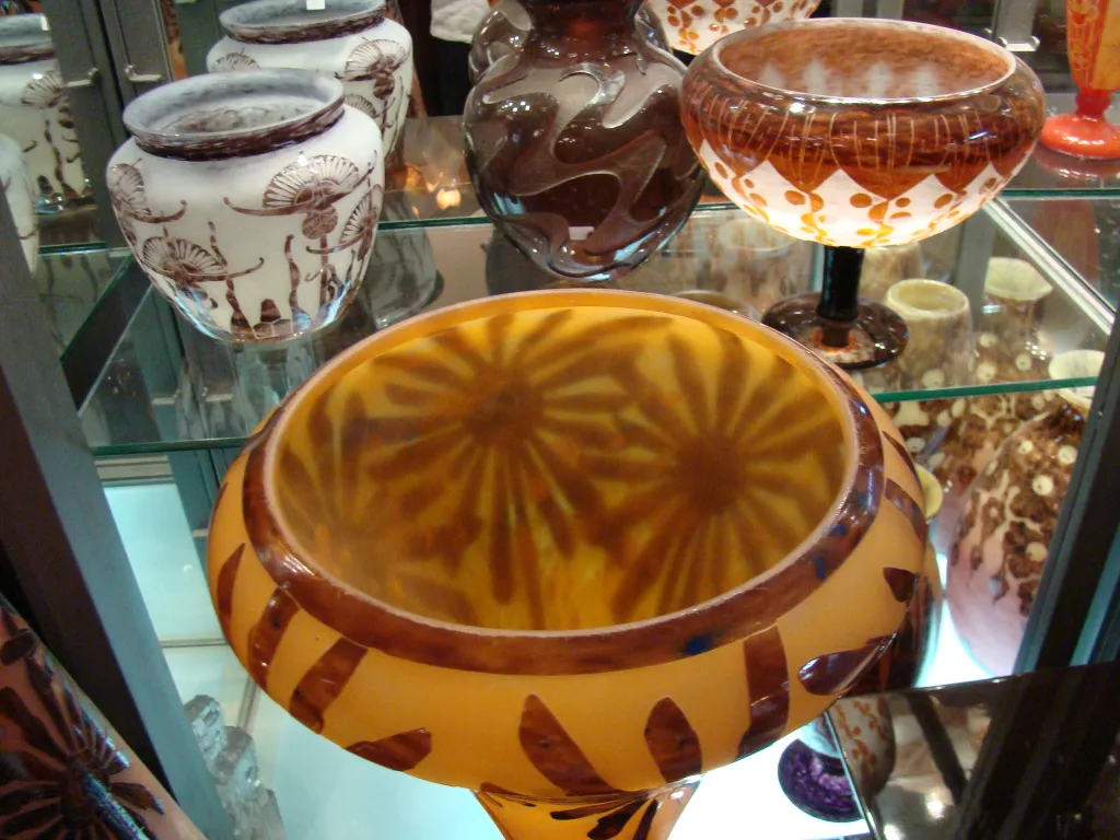 Antiguo vaso de vidrio firmado Charder con diseños observables