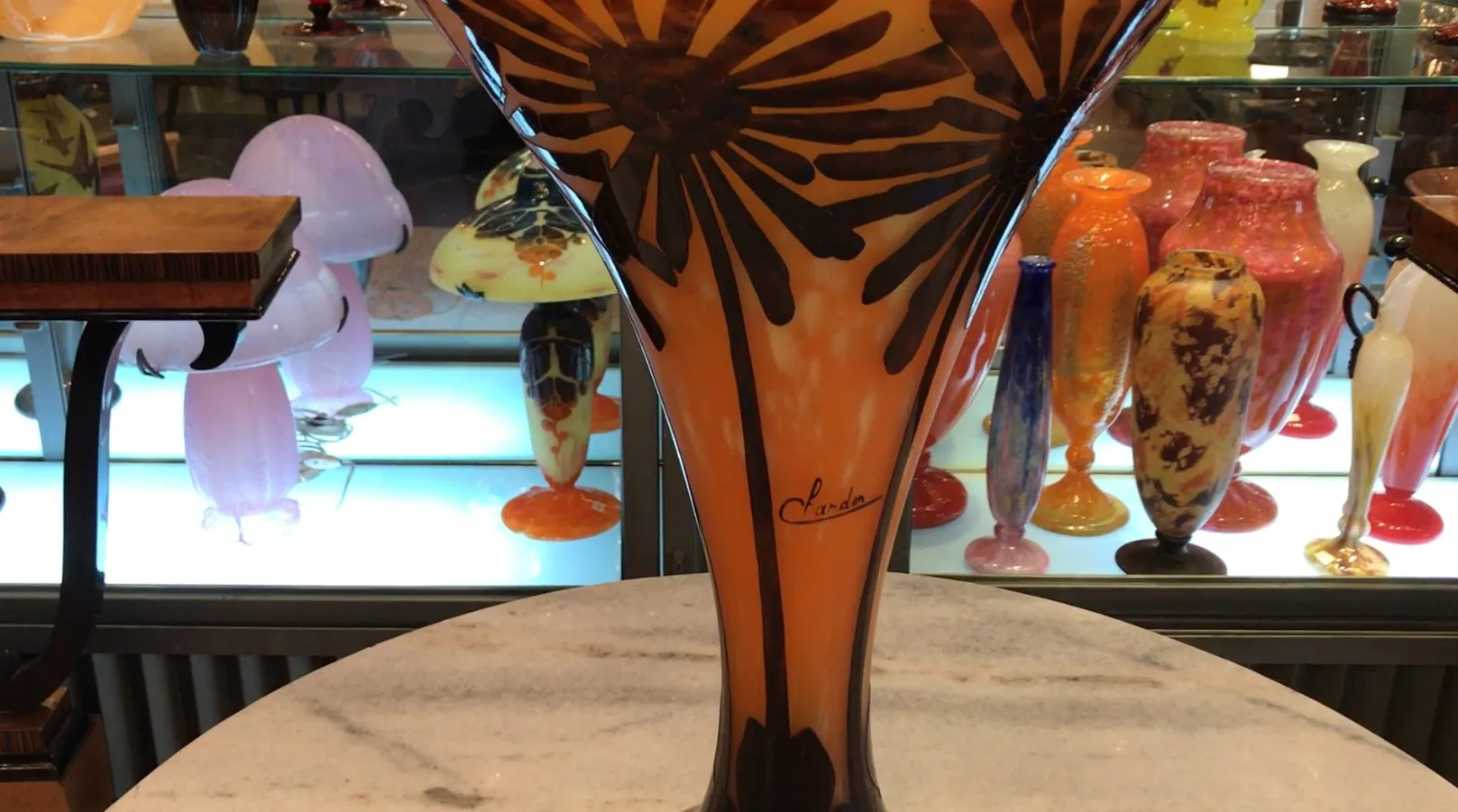 Vase ancien en verre avec un design noir et ambre.