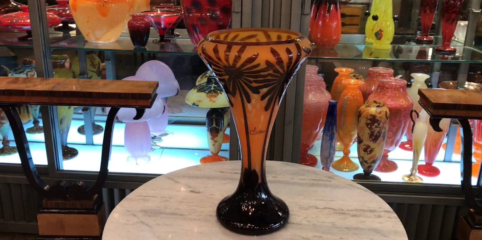 Antiguo vidrio firmado Charder en exhibición con colores variados