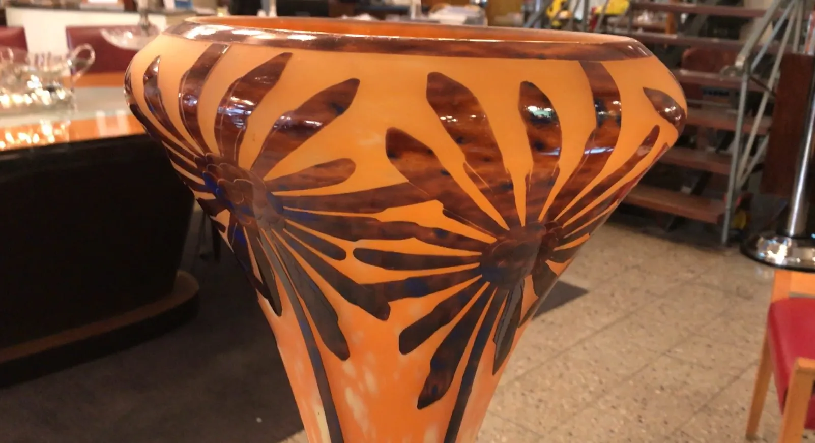 प्राचीन हस्ताक्षरित ग्लास, चाकर, फूलों का पैटर्न.