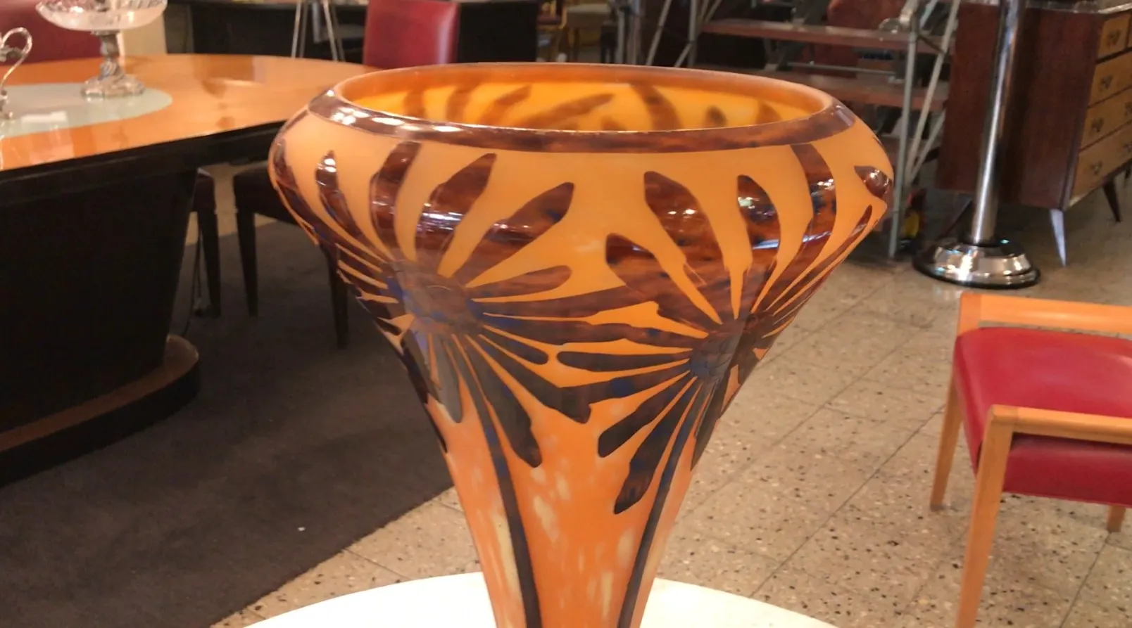 altes signiertes Glas von Charder mit floralem Design in Orange