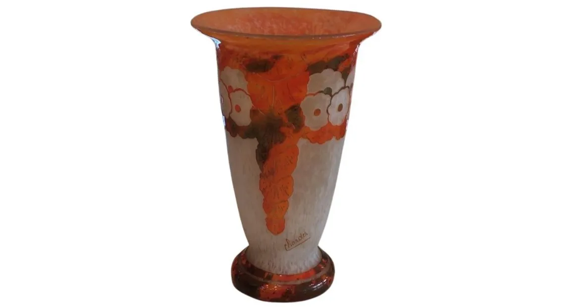 Verre signé Charder d'antiquité avec motif floral en tons orange.
