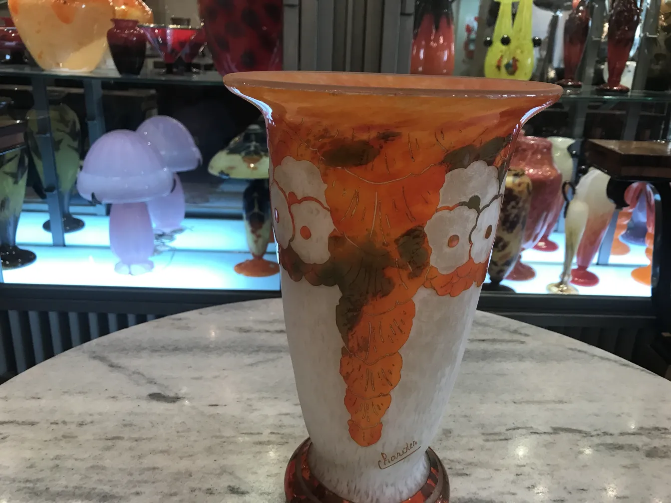 signiertes glas von charder, verziert mit floralen und blattmotiven, in einer vintage-umgebung