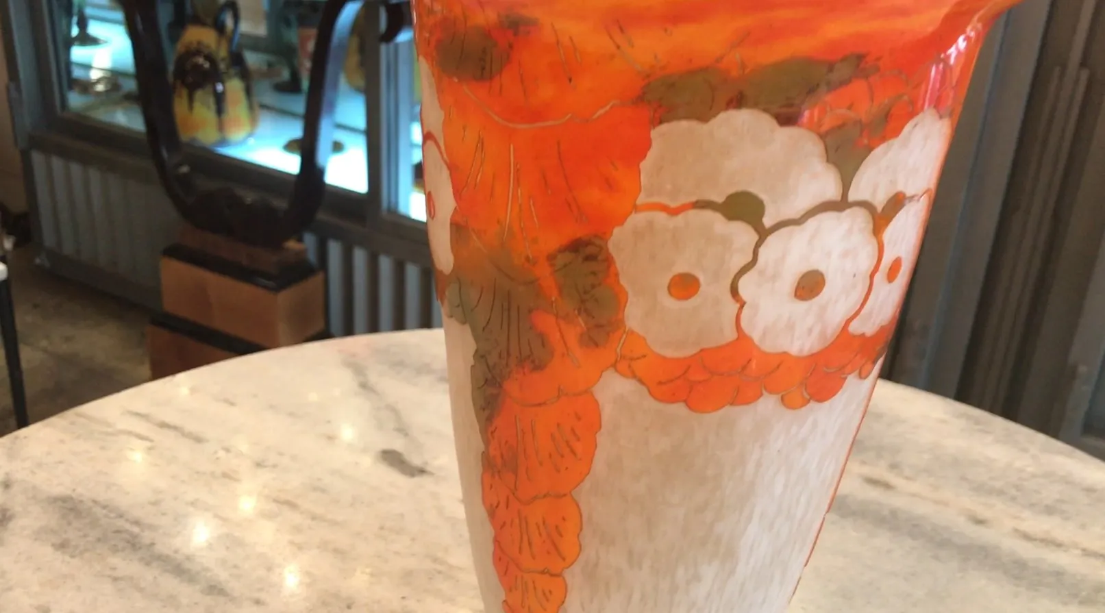 Vidrio firmado Charder con decoraciones florales en naranja