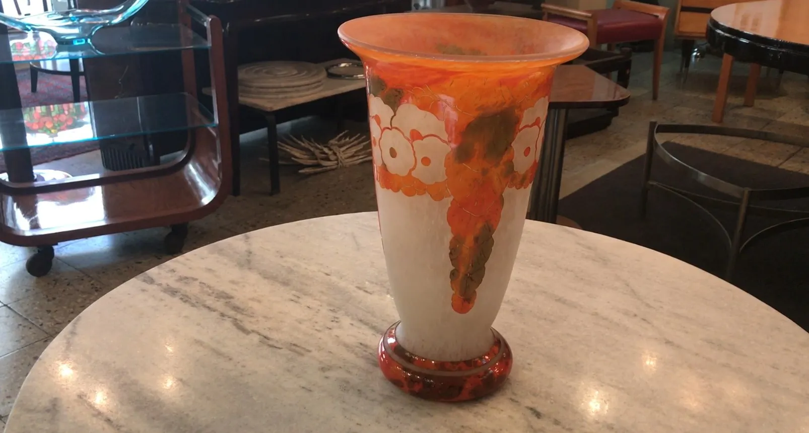 Vidro assinado Charder (Francês) com decoração antiga em laranja e branco.